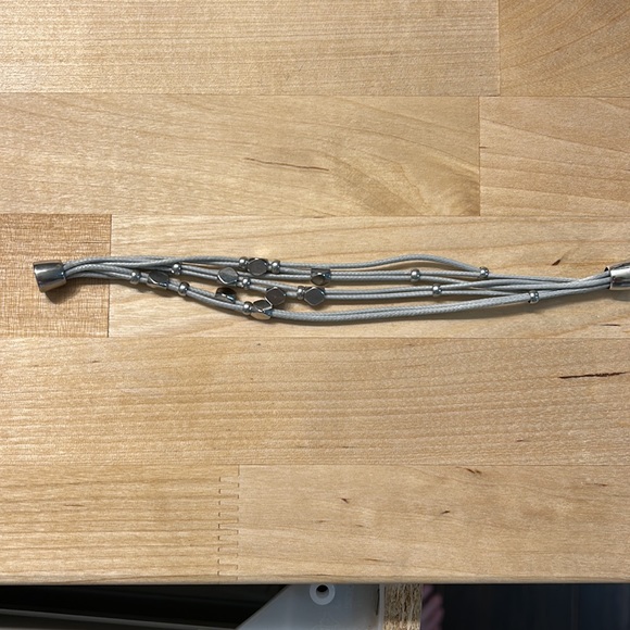 Corded bracelet in silver with sliding beads and a magnet clasp - Picture 2 of 5